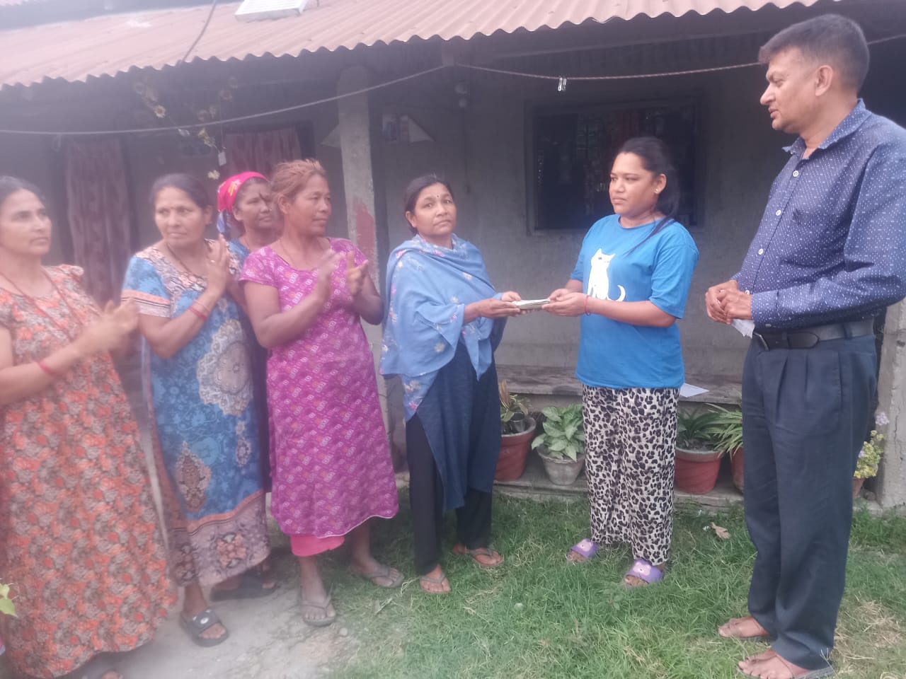 नेरूडे मिर्मिरे लघुवित्तद्वारा बीमा तथा ग्राहक संरक्षण कोष वापतको रकम वितरण
