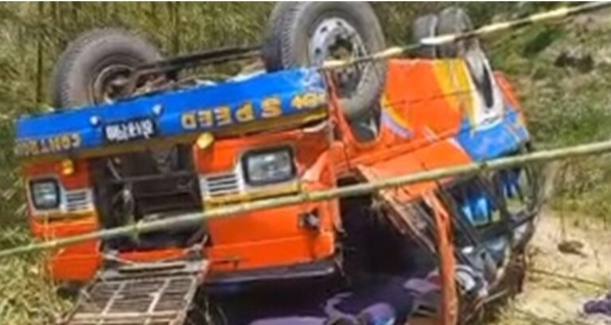 भोजपुर जाँदै गरेको बस धनकुटामा दुर्घटना, एकको मृत्यु, १३ घाइते