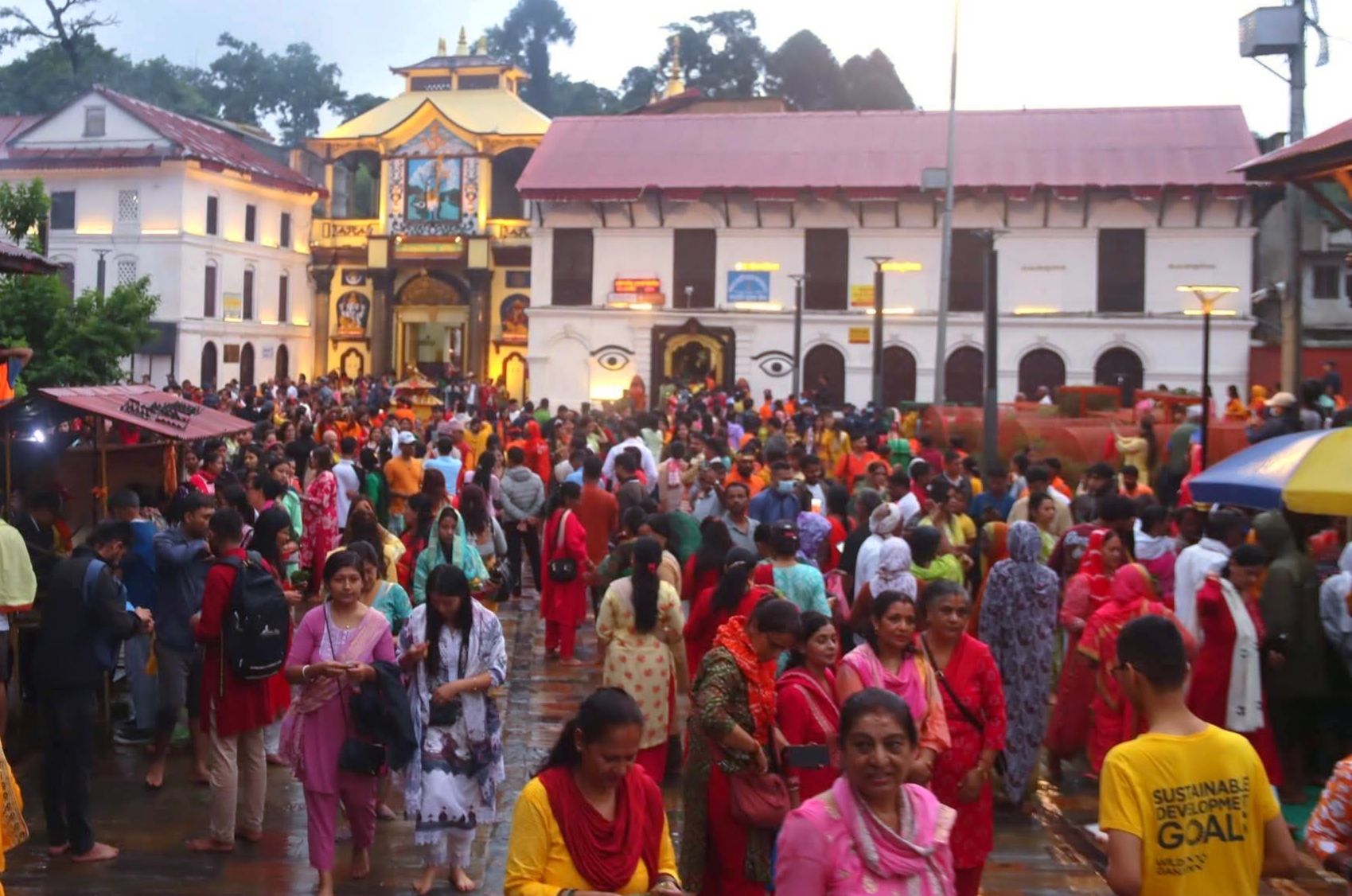 साउनको दोस्रो सोमबार : पशुपतिनाथ मन्दिरमा भक्तजनको घुइँचो