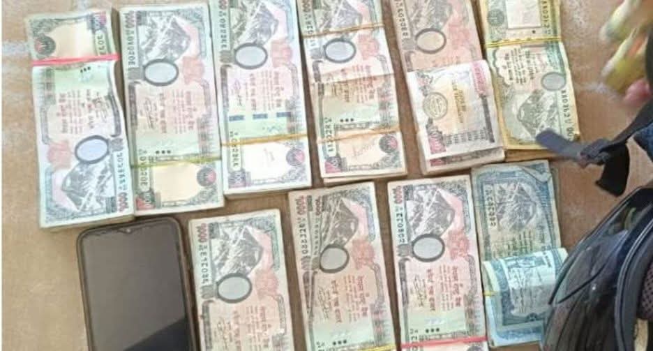 हेल्मेटभित्र लुकाएको साढे ८ लाख रुपैयाँसहित एक जना पक्राउ