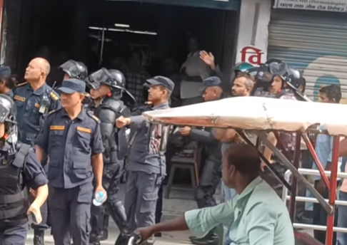 जनकपुरको सोनारपट्टीमा प्रहरी र व्यवसायीबीच झडप, हवाई फायर र अश्रुग्यास प्रहार